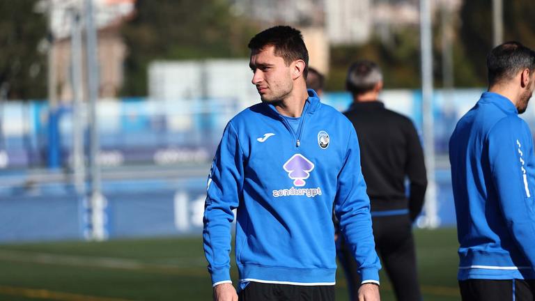 vlahović-during training session ahead of the UCL match between FC Barcelona - Atalanta_0170