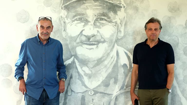 Atalanta - Maurizio Sarri con Cristiano Giuntoli davanti al murales di Mino Favini