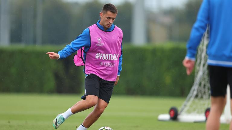 Vlahović-during MD-1 UCL training  Atalanta vs Arsenal_0042