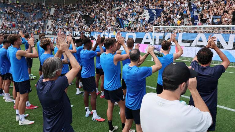 Allenamento allo stadio di Bergamo-squadra sotto la curva