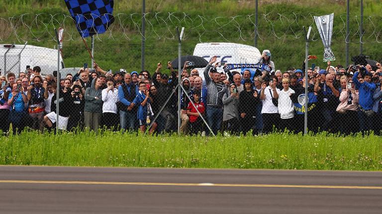 Tifosi nerazzurri accolgono la squadra in aeroporto dopo la vittoria dell'Europa League