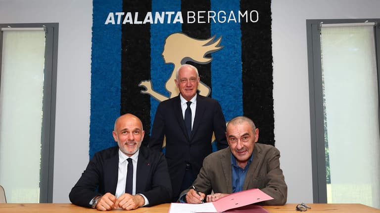 Atalanta - La firma di Maurizio Sarri con Luca Percassi e Antonio Percassi