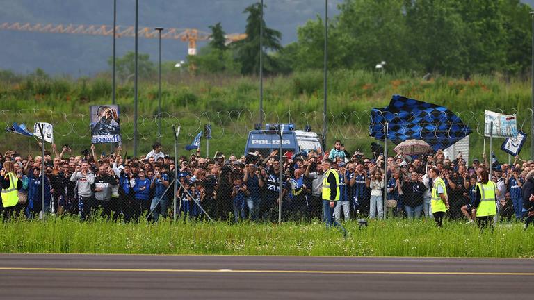 Tifosi nerazzurri accolgono la squadra in aeroporto dopo la vittoria dell'Europa League