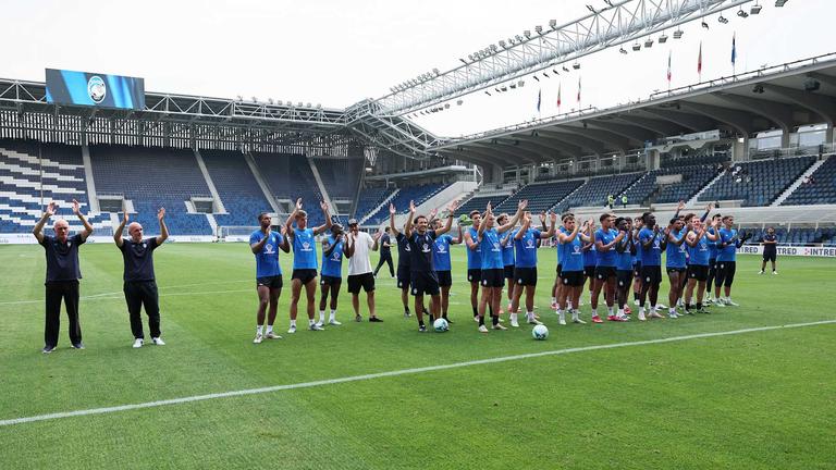 Allenamento allo stadio di Bergamo-squadra sotto la curva