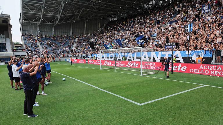 Allenamento allo stadio di Bergamo-squadra sotto la curva