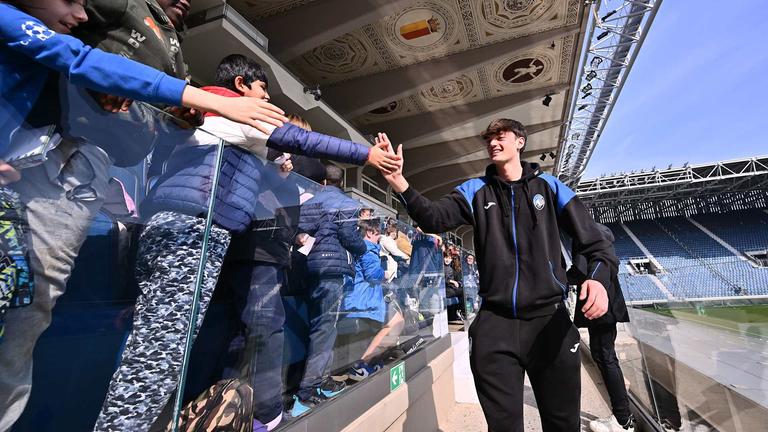 Mattia Tavanti saluta i ragazzi | La Scuola allo Stadio 2024/25 | Appuntamento numero 5 | Gewiss Stadium 21-02-2025