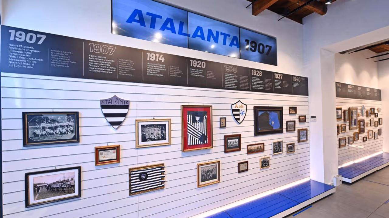 Celebrating the new crest at the Atalanta Store Bergamo Centro