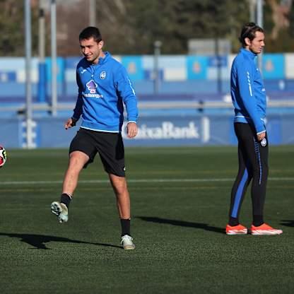 vlahović-during training session ahead of the UCL match between FC Barcelona - Atalanta_0178