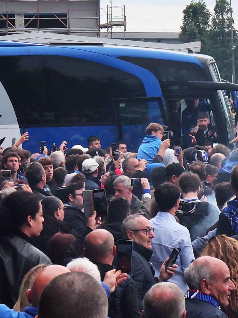 Nerazzurri fans welcomed the team at Zingonia following their Europa League victory