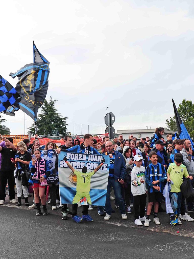 Nerazzurri fans welcomed the team at Zingonia following their Europa League victory