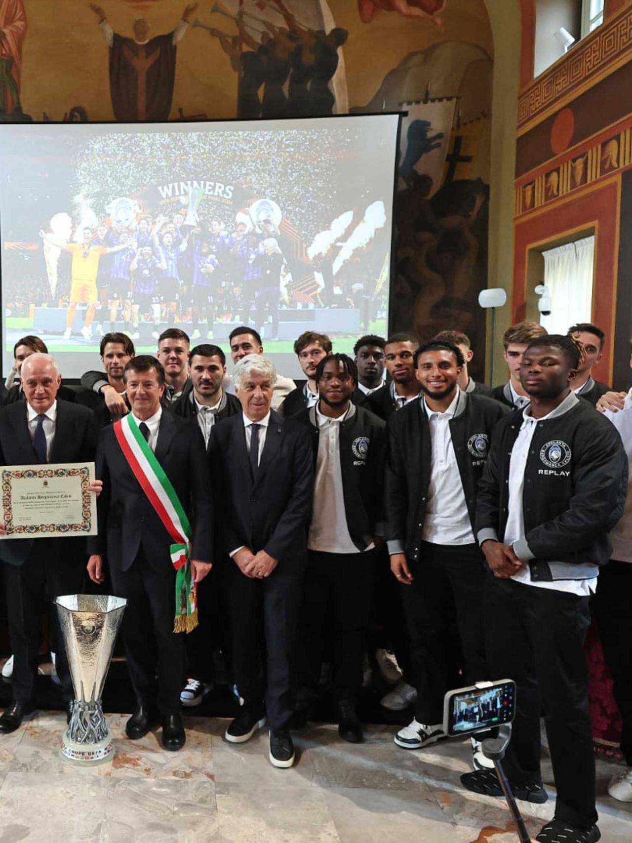 Atalanta receiving the Gold Medal and the Civic Merit of Bergamo