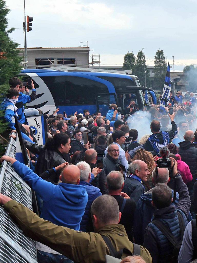 Nerazzurri fans welcomed the team at Zingonia following their Europa League victory