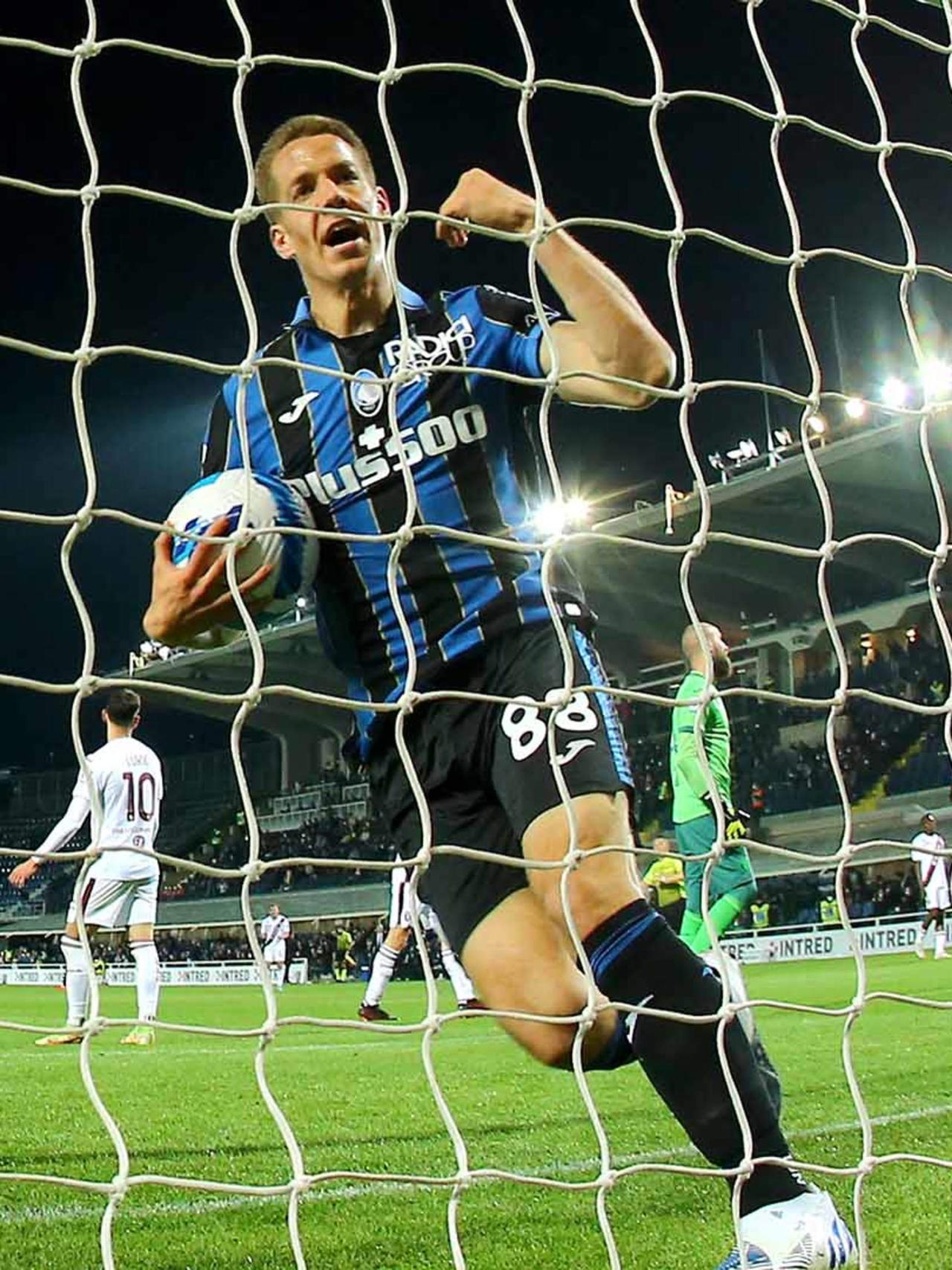Pašalić: 11th goal & 150th appearance in A