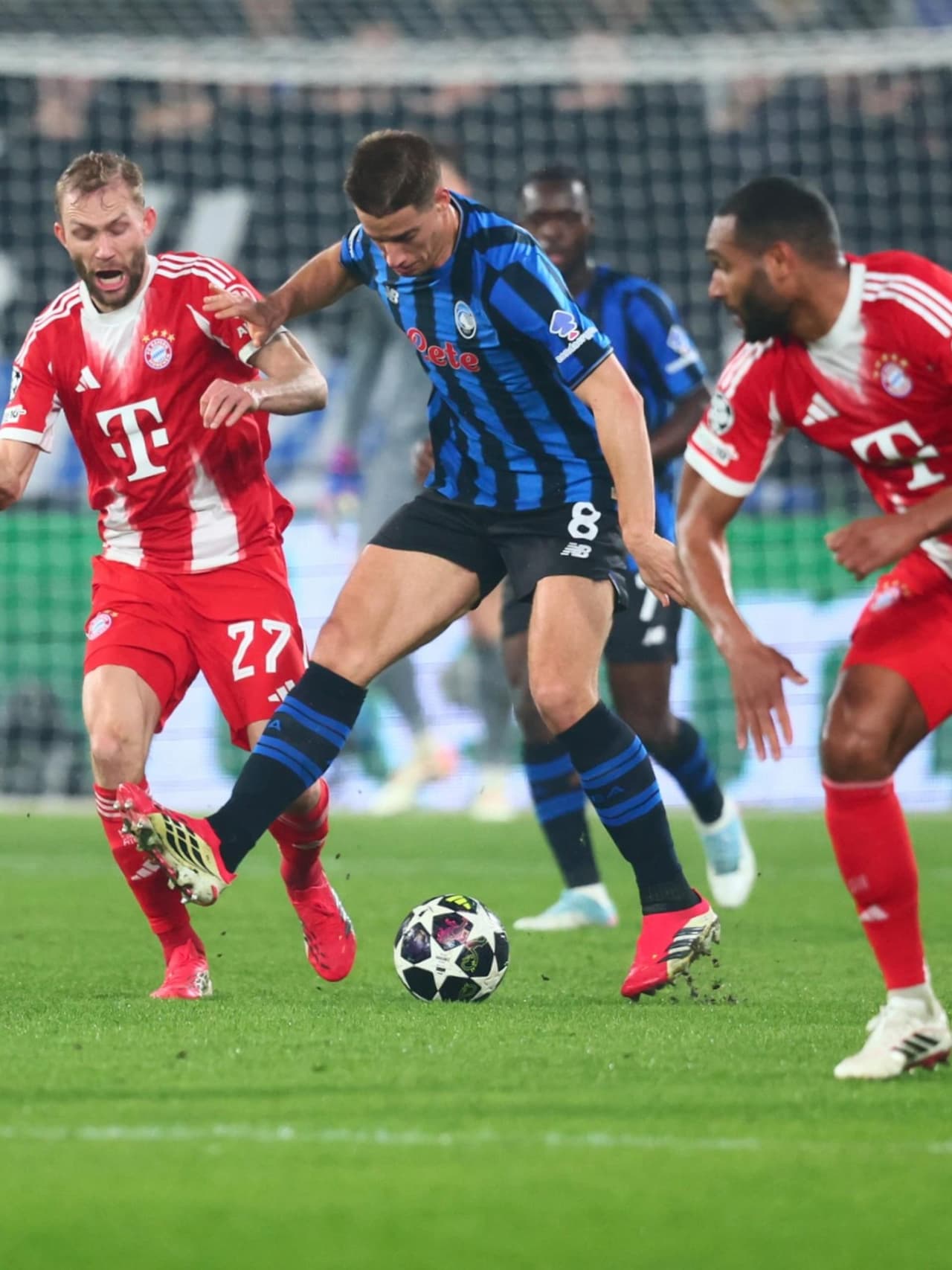 Bayern Munich win the first leg of the UCL Round of 16