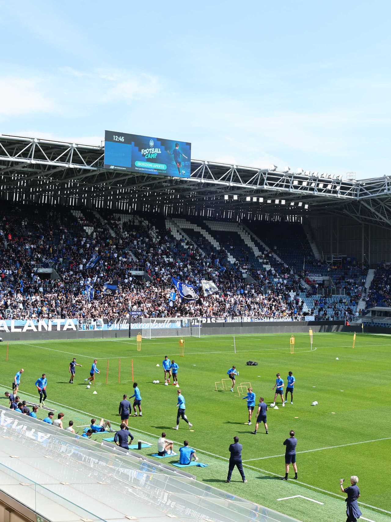 The training session at the New Balance Arena: the photo gallery