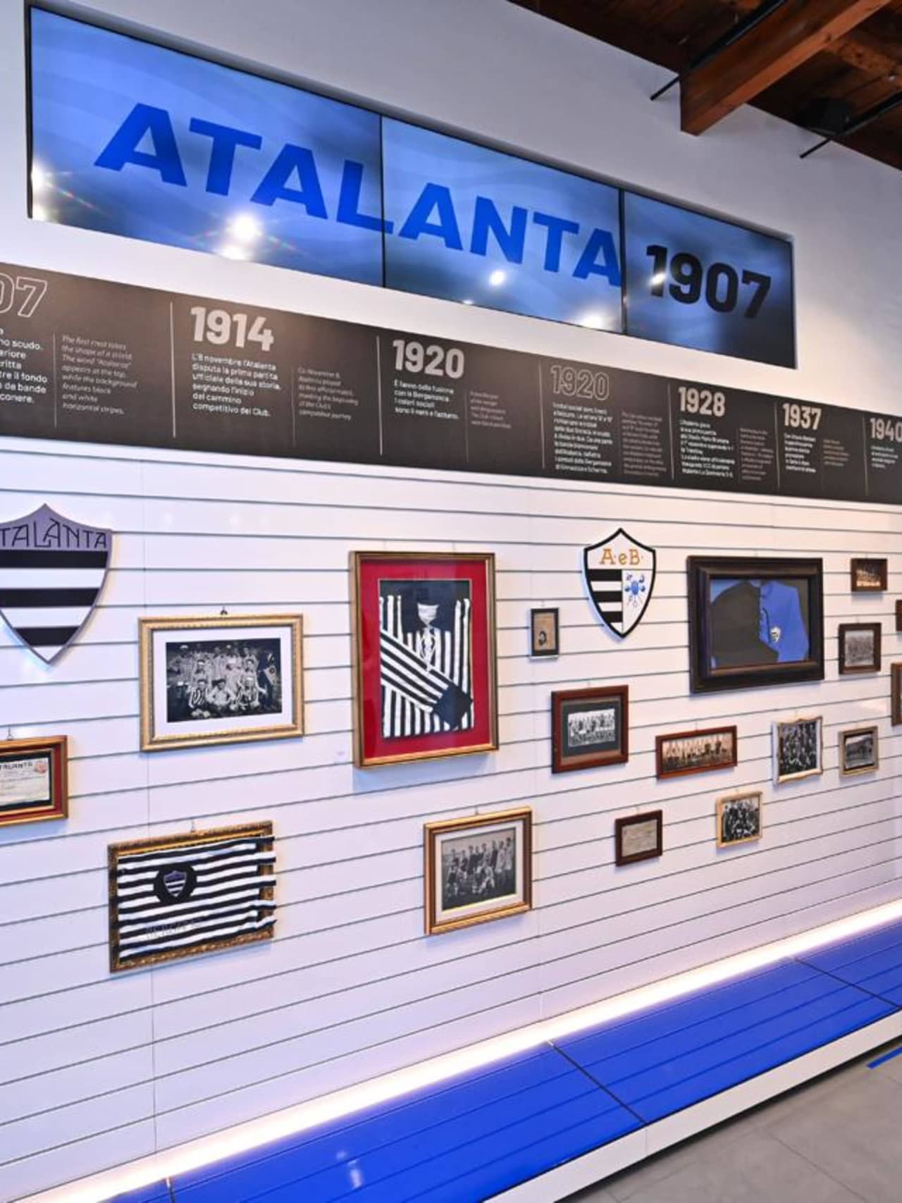 Celebrating the new crest at the Atalanta Store Bergamo Centro