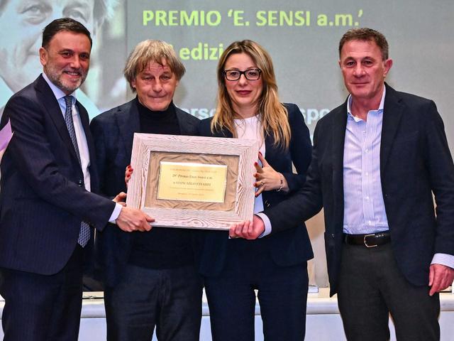 Giancarlo Finardi wins the "Enzo Sensi" award