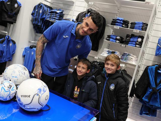 A sea of admirers at the Atalanta Store Bergamo for Gianluca Scamacca