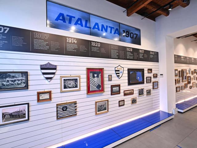 Celebrating the new crest at the Atalanta Store Bergamo Centro