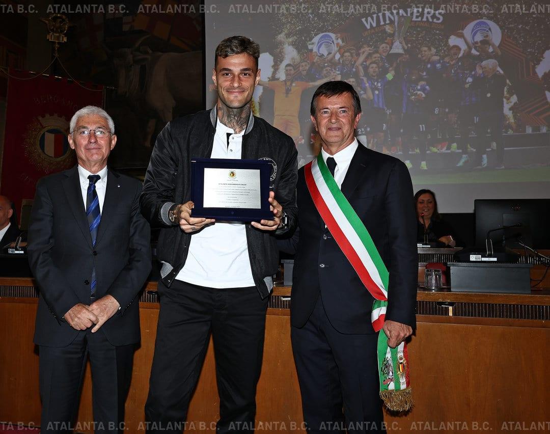 The coach and the team receive the Civic Merit from the Municipality of Bergamo