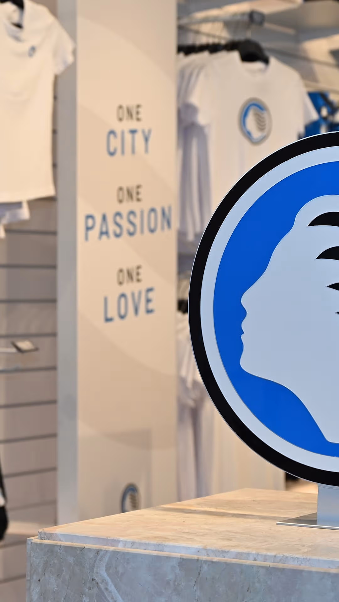 The new crest at the Atalanta Store Bergamo Centro